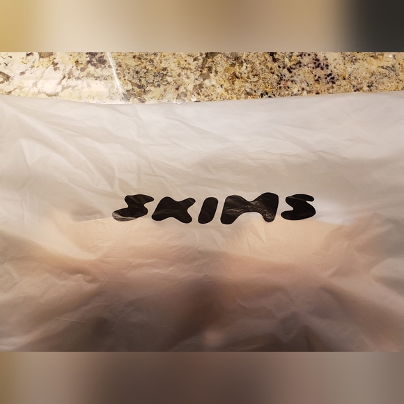 SKIMS Ultimate Push-Up Balconette Bra Color: Clay Size: 38B - Picture 2 of 4